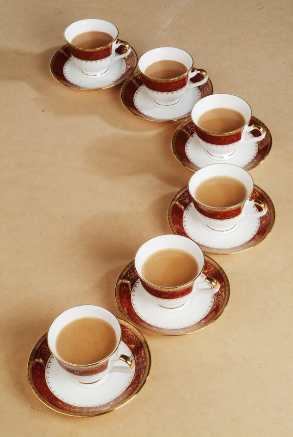 六杯排列有序的清淡咖啡图片