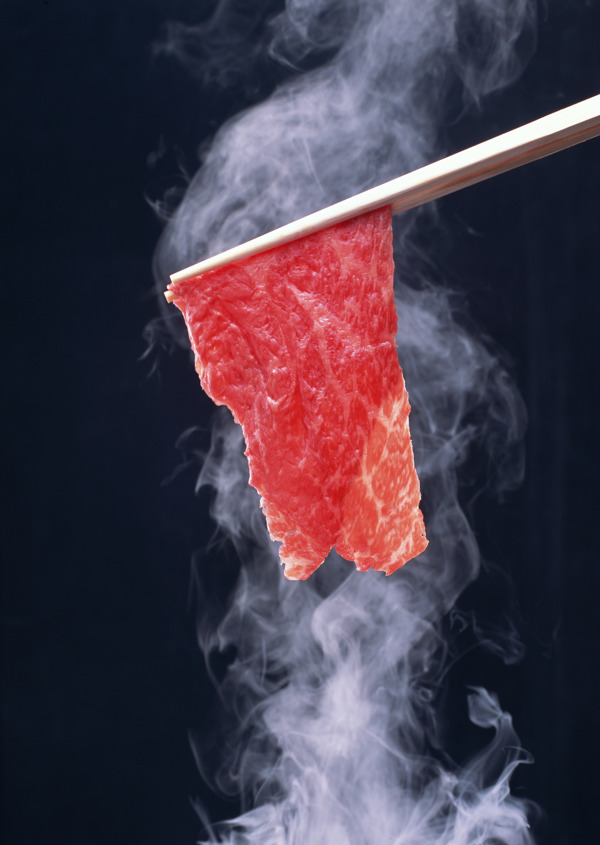 筷子夹住的瘦肉图片