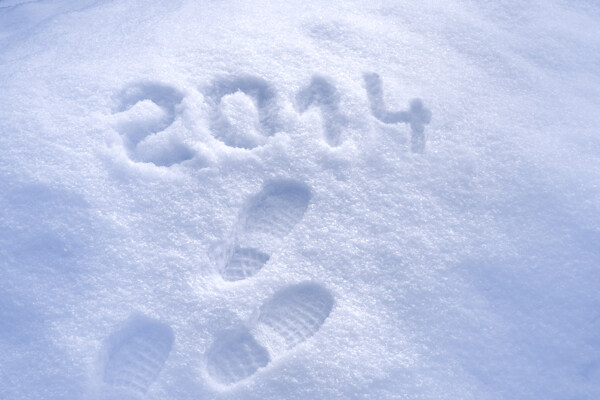 雪地上的2014与鞋印图片