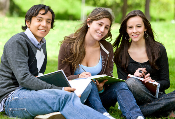 坐在草坪上的外国大学生图片