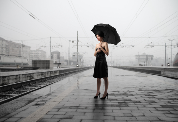 打雨伞的美女图片