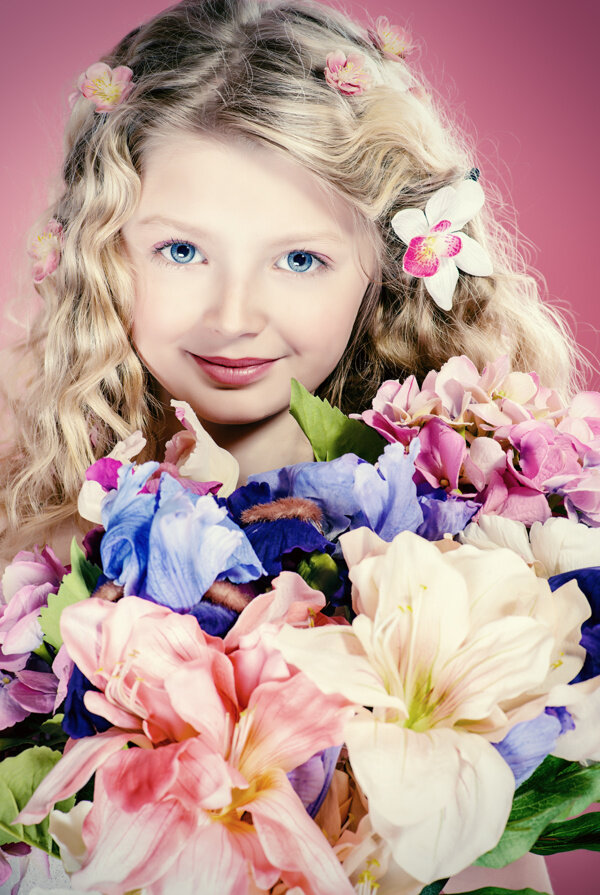 抱着鲜花的可爱小女孩图片