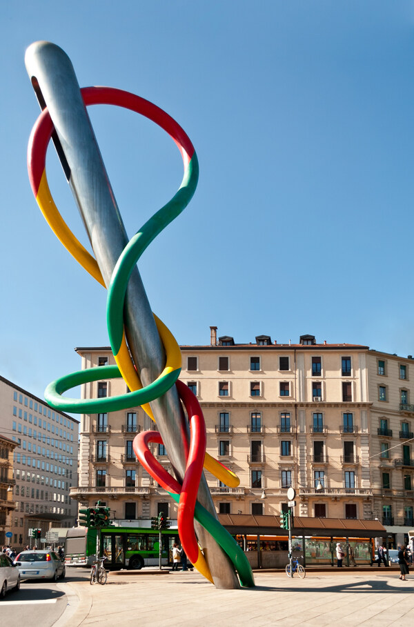米兰街头的抽象雕塑图片