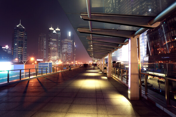 城市站台夜景图片