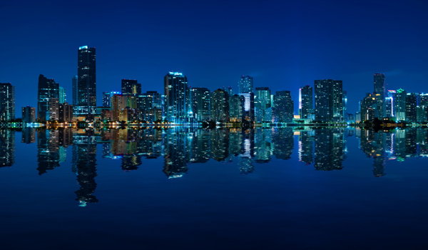 海滨城市夜景图片