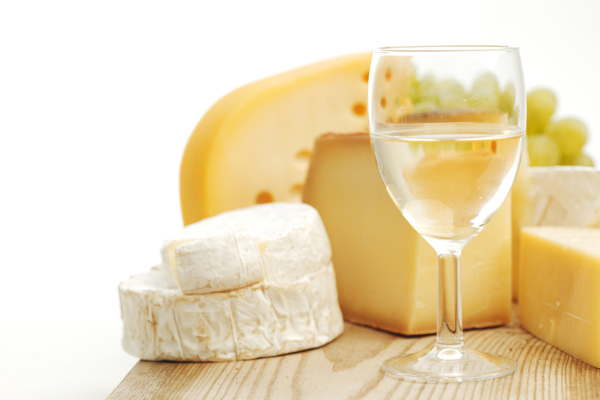 奶酪与酒杯图片