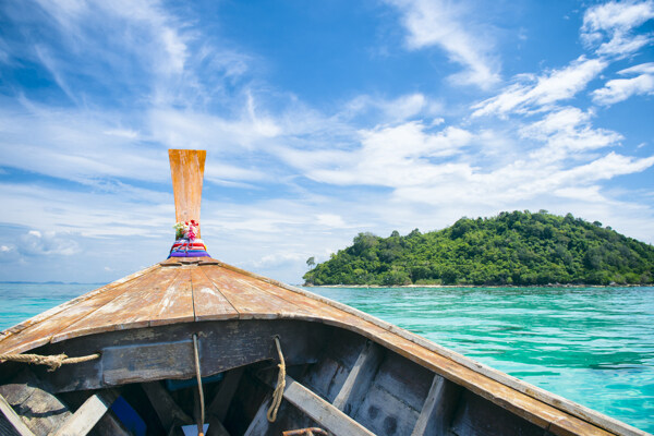 木船与小岛风景图片