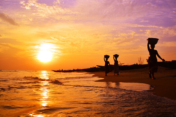 夕阳下的海边人物