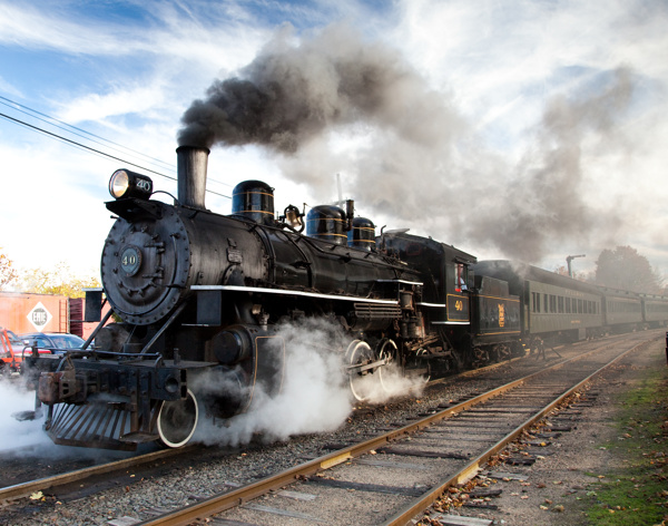 轨道上行驶的蒸汽火车图片