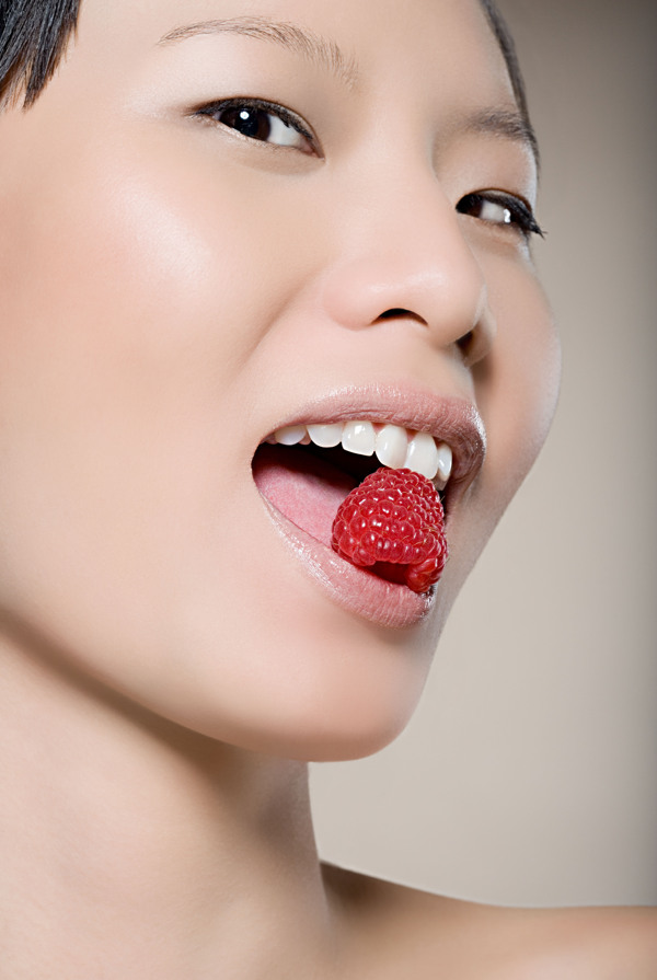 吃草莓糖果的女人图片