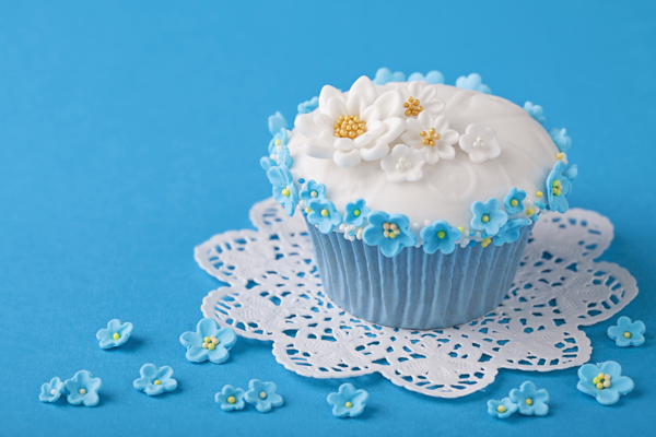 蓝色花朵纸杯甜品图片
