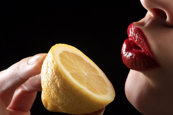 性感嘴唇与柠檬图片
