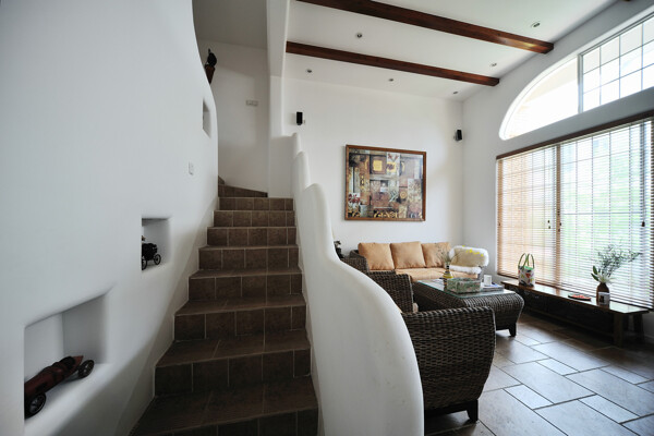 北欧清新复式褐色楼梯客厅室内装修效果图