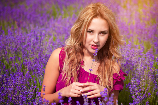 紫色花朵和美女图片