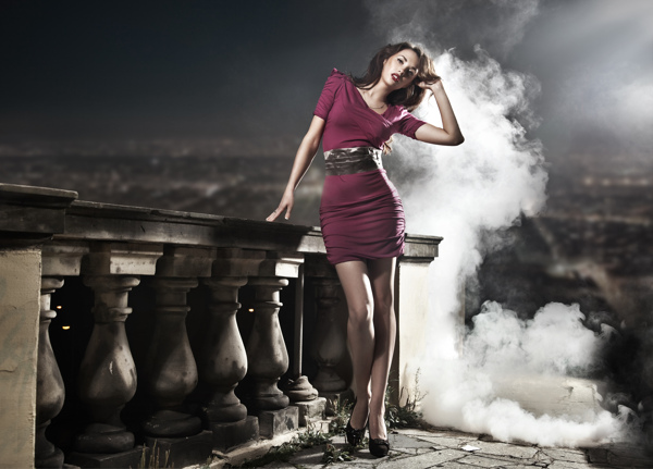 时装模特美女与烟雾图片