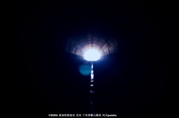 铁建中黑暗的千米隧道图片