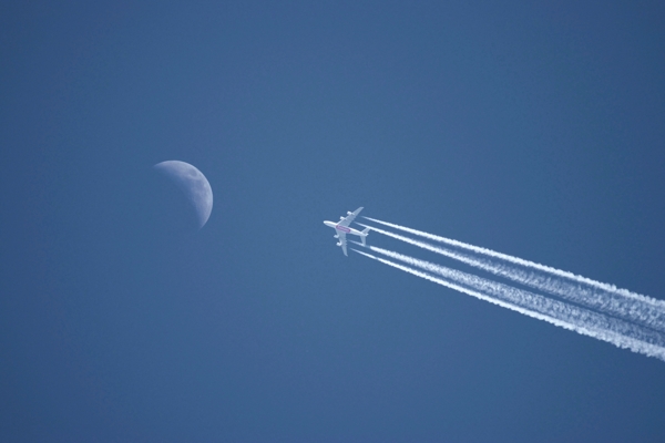蓝天飞机飞行月亮