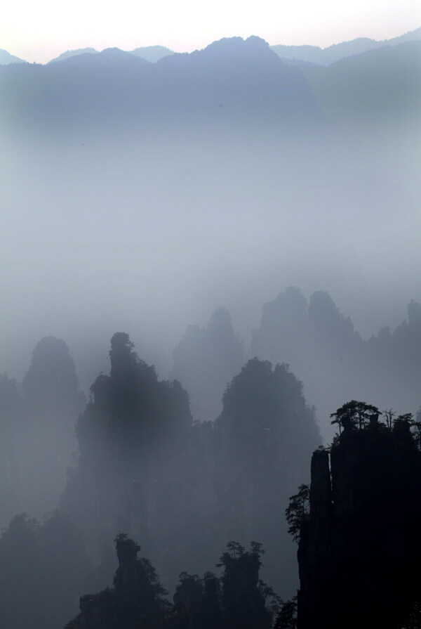 迷雾群山图片