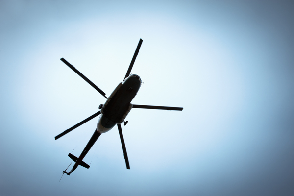 蓝天下的直升机图片