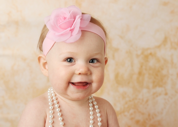 开心微笑的女婴图片
