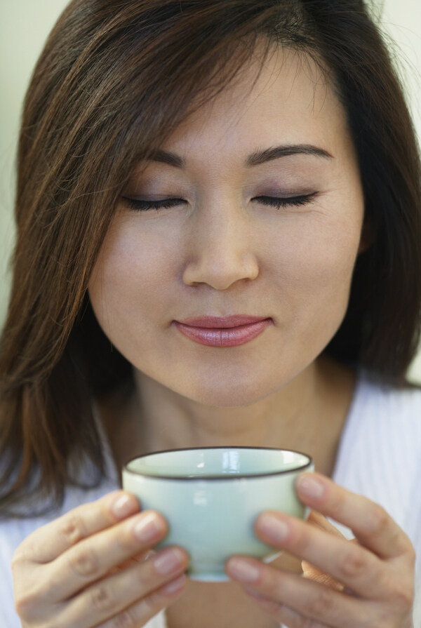 喝茶的女人图片