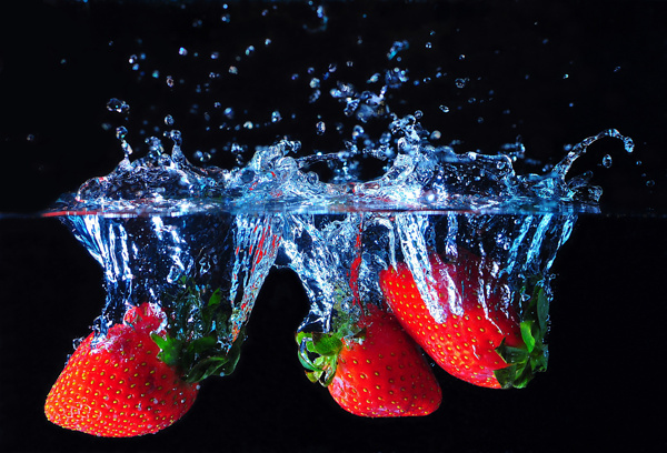 创意水里草莓图片