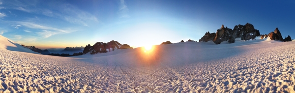 夕阳下的雪地和山峰图片