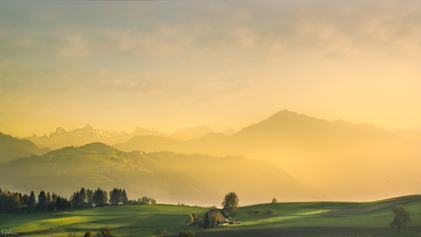 瑞士风景夕阳草原图