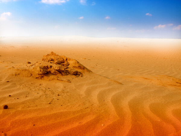 蓝天下的沙漠图片