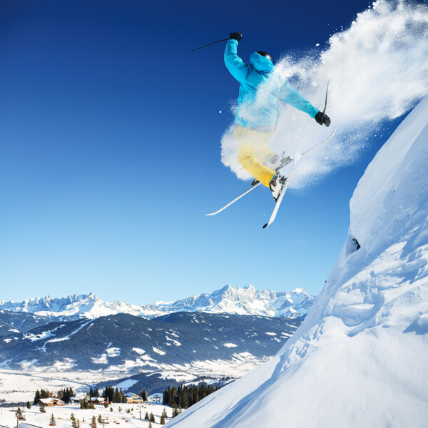 滑雪运动员与雪山风景图片