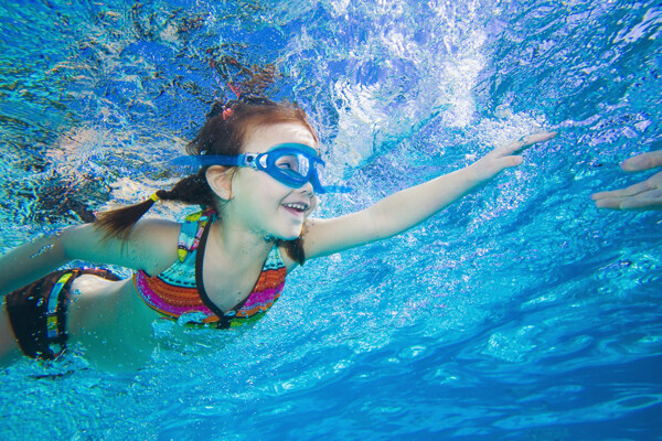 戴上眼罩海底游泳的女孩图片