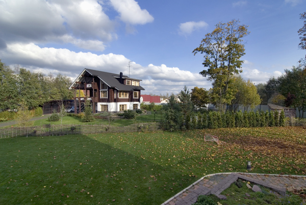草地上的落叶与房子