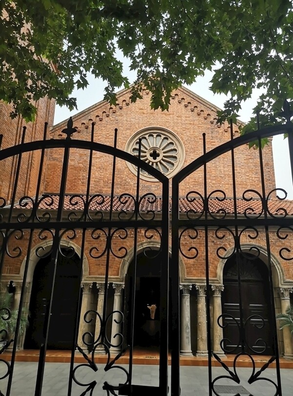 铁门与教堂