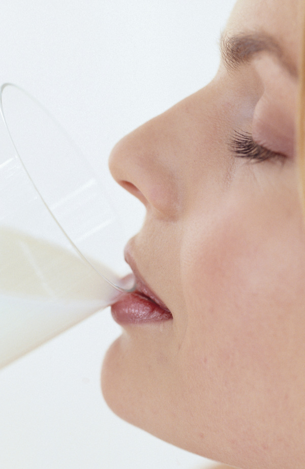 闭着眼睛喝牛奶的女人图片图片