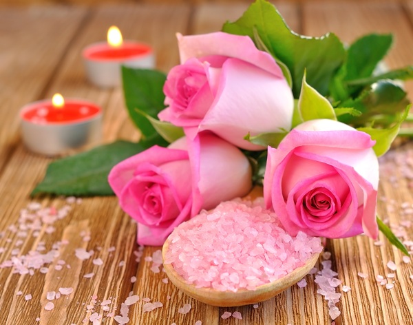 粉色玫瑰花与浴盐图片