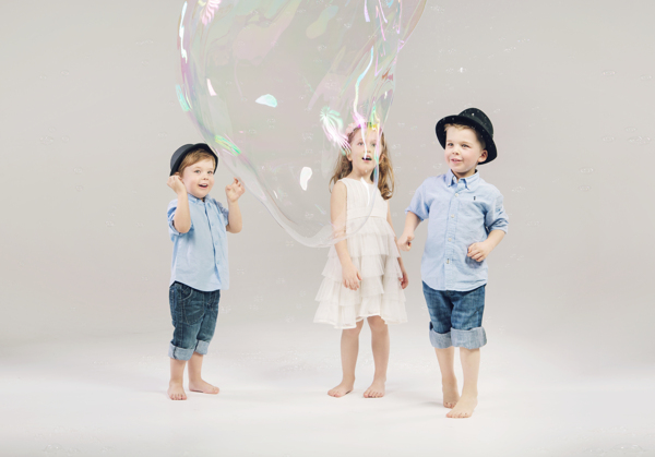 三个小孩和泡泡图片