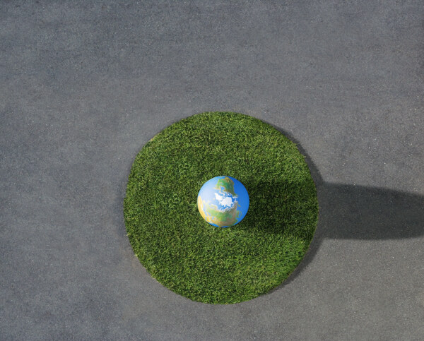圆形草地上的蓝色地球图片