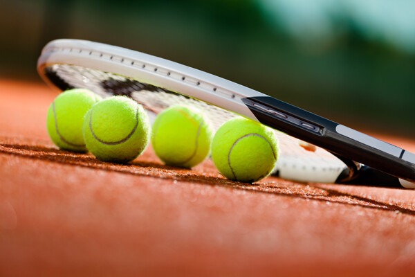 球拍与网球