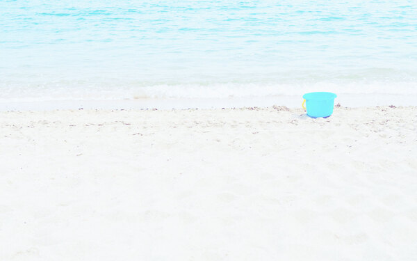 蓝色大海白色沙滩背景