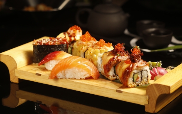 日料寿司美食三文鱼拼盘图片