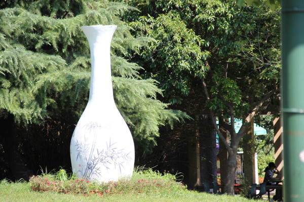 公园竹瓶雕塑图片
