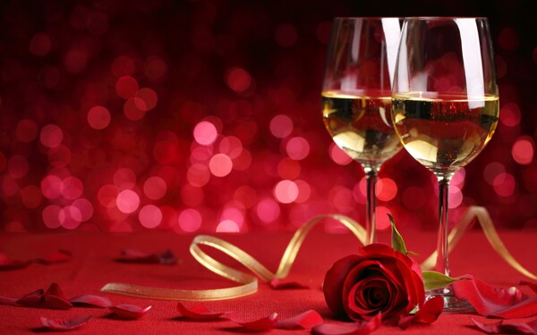 浪漫香槟酒与玫瑰花图片