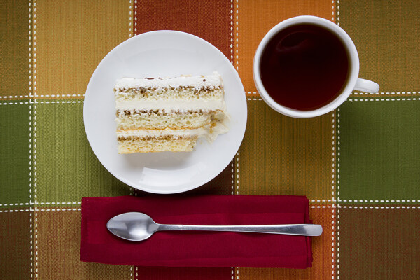 盘子里的蛋糕与咖啡图片