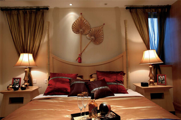 现代时尚卧室酒红色抱枕室内装修效果图