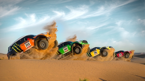 沙漠中的汽车拉力赛图片
