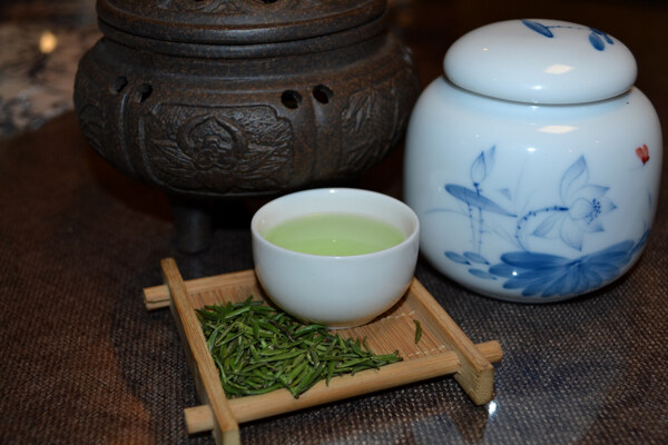 松针绿茶茶汤图片