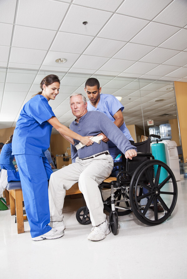 医生与轮椅上的病人图片