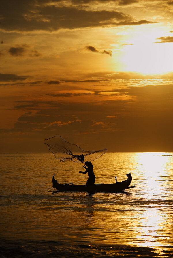 黄昏的渔夫图片