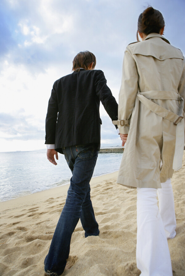 沙滩上走路的情侣图片