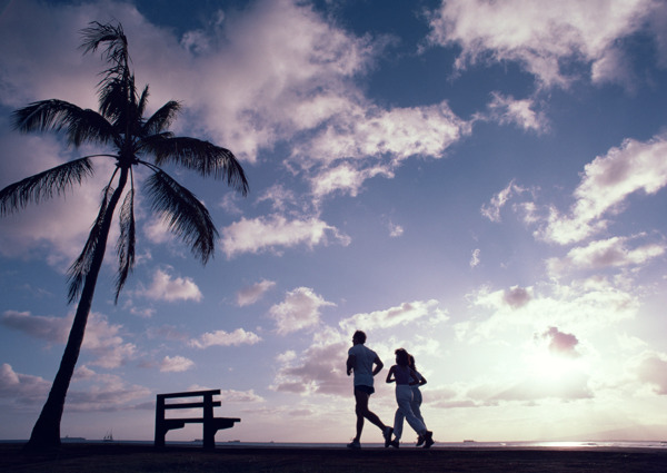 海岛风情旅游观光沙滩风情海边漫步蓝天乌云椰树散步